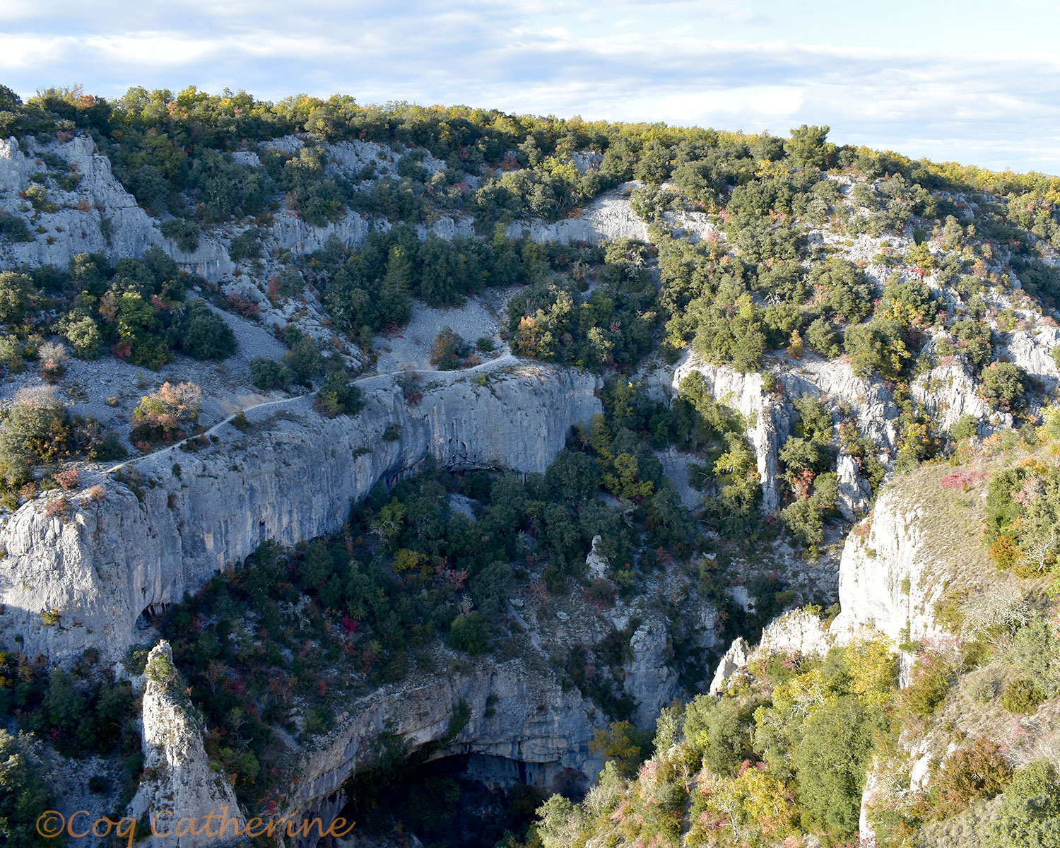 vue sur les falaises et les grottes des gorges d'Oppedette