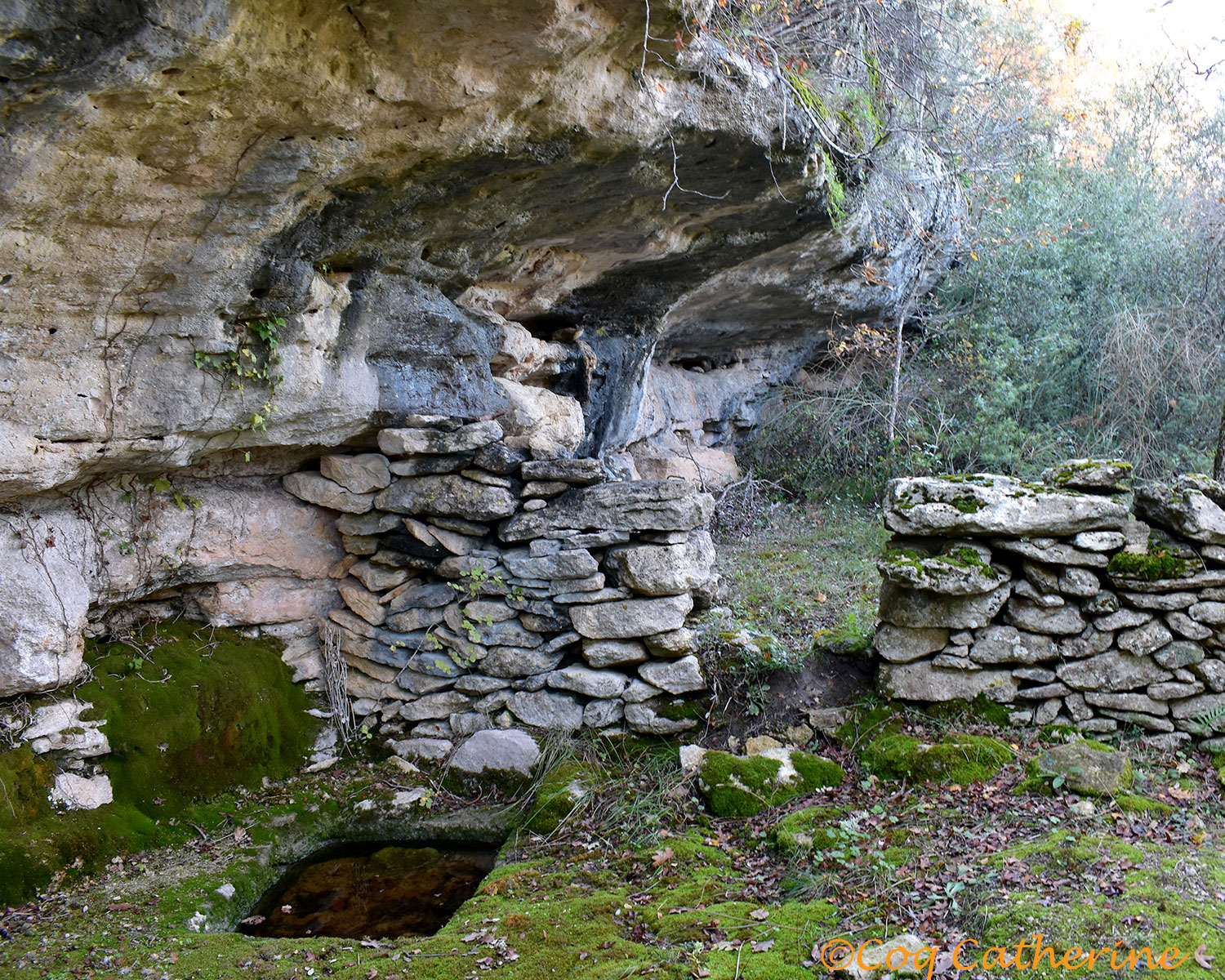 grotte en pierre sur le chemin de l'aigue Brun de Buoux
