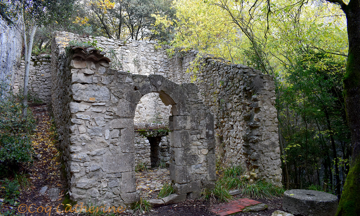 ruines de l'ancien moulin dans les gorges de la Veroncle