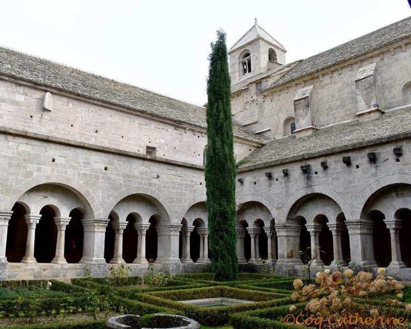 Les colonnes cloître de l’abbaye de Senanque