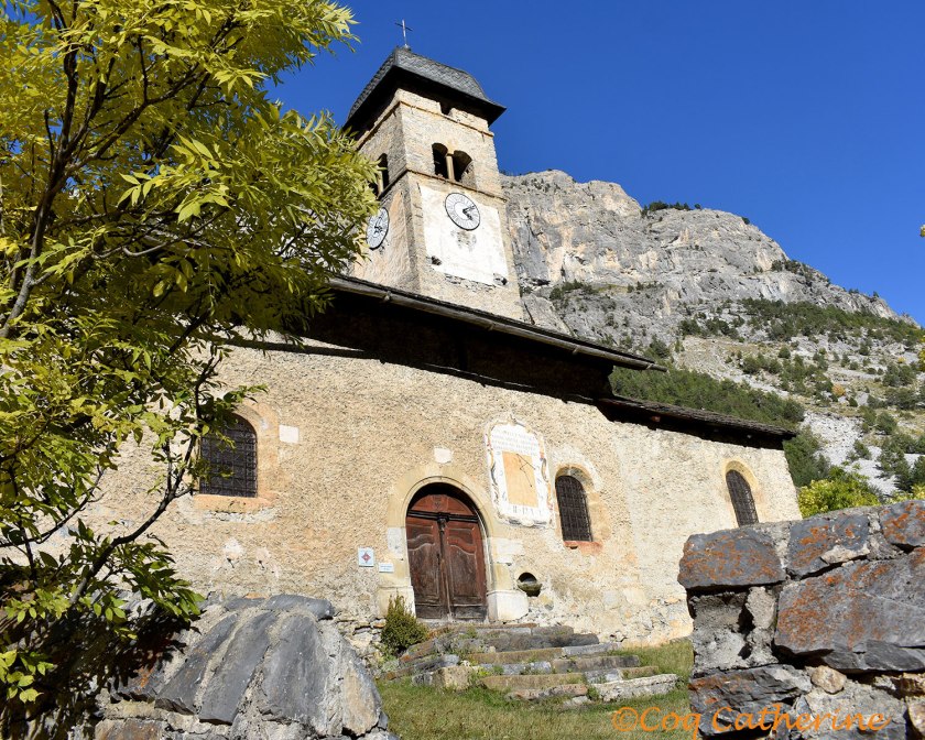 Vue sur la façade de l’église de Plampinet dans la vallée de Nevache