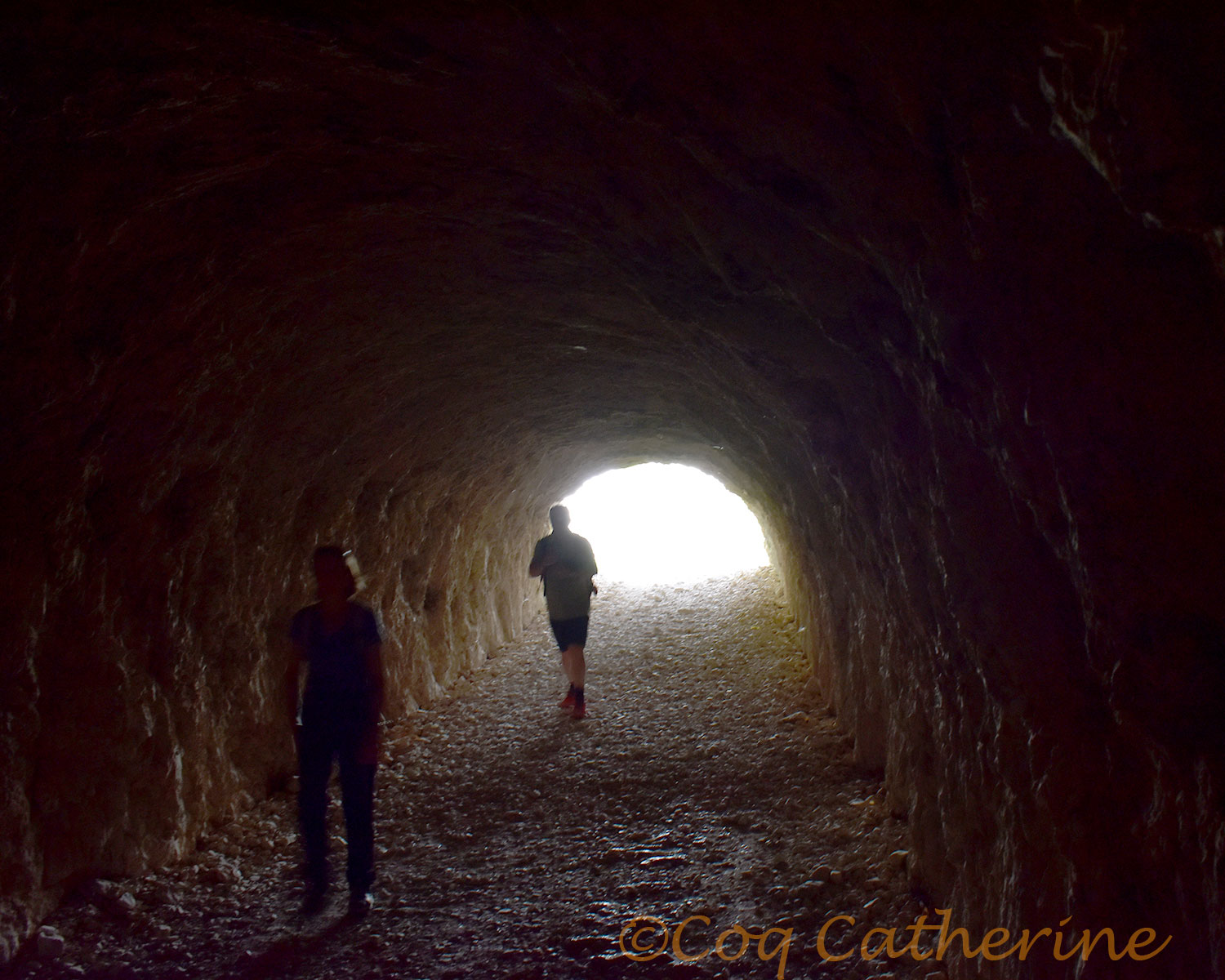 Je traverse le tunnel du sentier Martel dans les gorges du Verdon